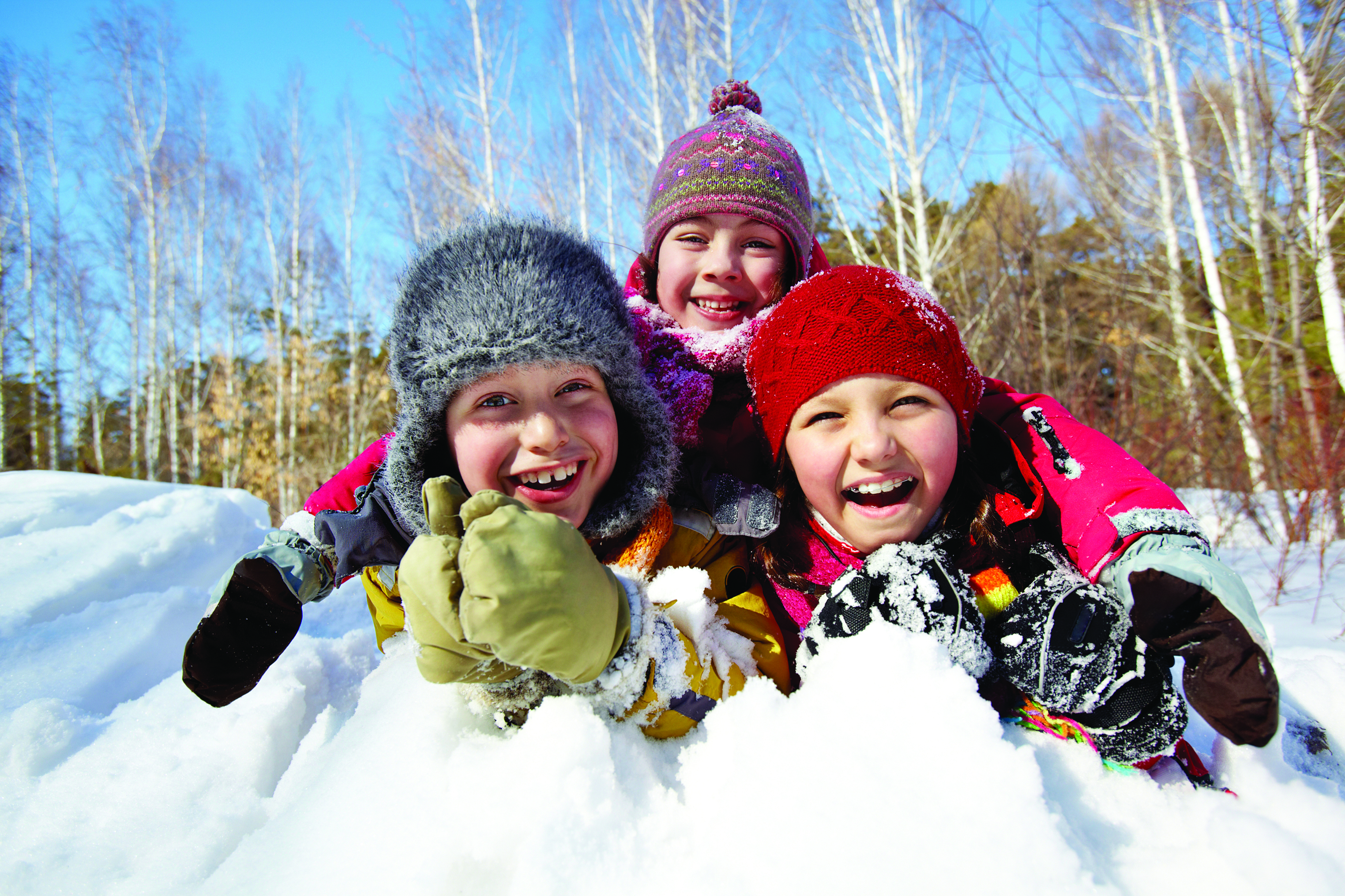 Поездка на весенние каникулы. Дети зимой. Зимний лагерь. Зимний лагерь для детей. Счастливые дети зимой.