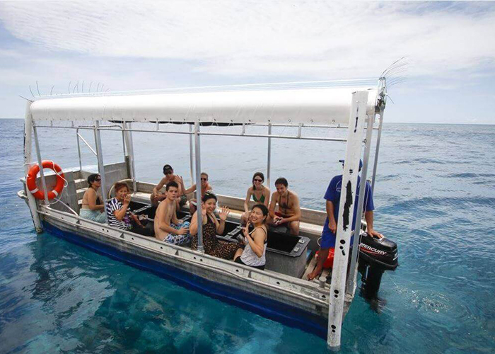 https://d3r8gwkgo0io6y.cloudfront.net/upload/A1/australia-cairns-glass-bottom-boat.jpg