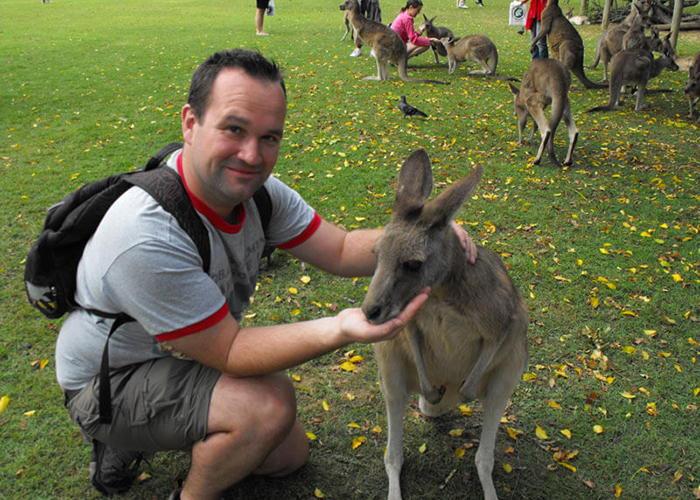 https://d3r8gwkgo0io6y.cloudfront.net/upload/A1/australia-gold-coast-kangaroo-feeding-1.jpg