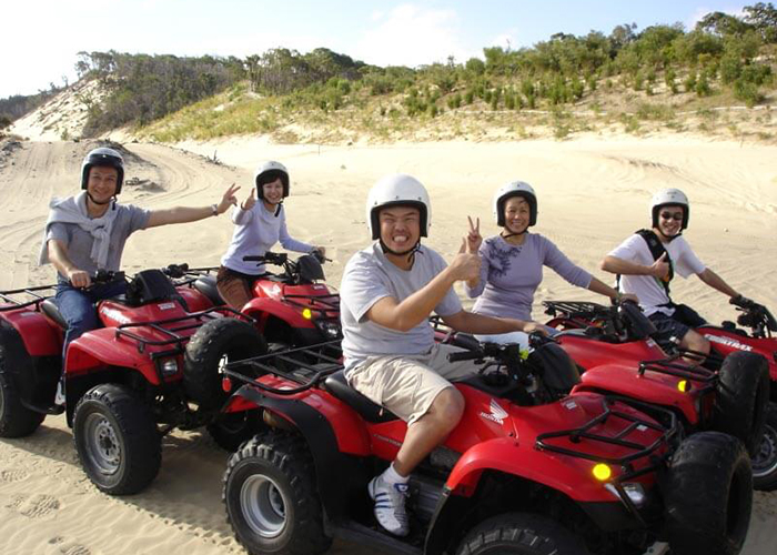https://d3r8gwkgo0io6y.cloudfront.net/upload/AA/australia-tangalooma-quad-biking.jpg