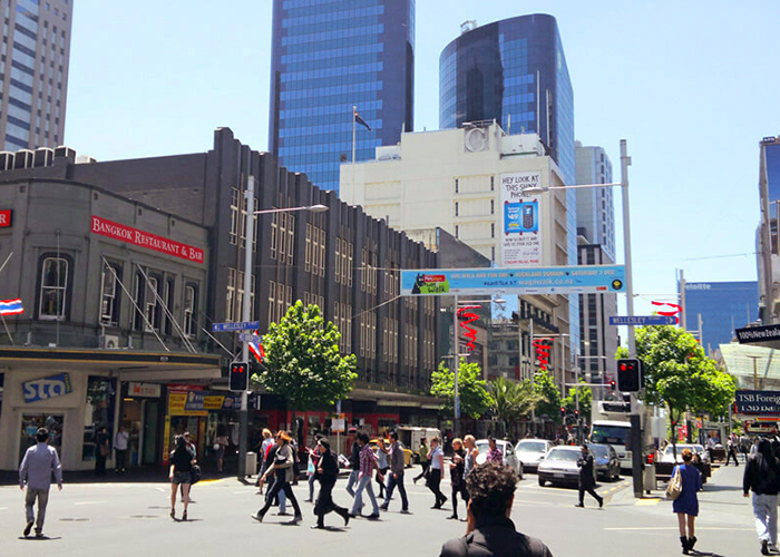 https://d3r8gwkgo0io6y.cloudfront.net/upload/AN/new-zealand-auckland-Queen-Street.jpg