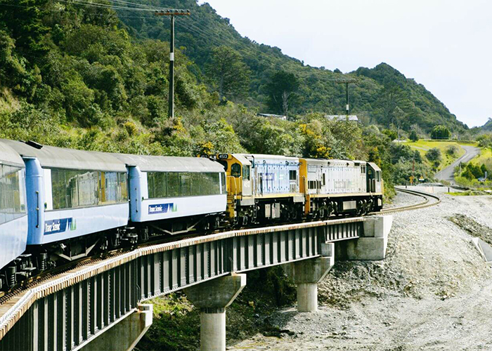 https://d3r8gwkgo0io6y.cloudfront.net/upload/AN/new-zealand-greymounth-tranzalpine-train-1.jpg
