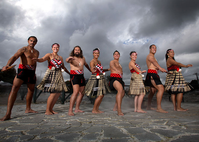 https://d3r8gwkgo0io6y.cloudfront.net/upload/AN/new-zealand-rotorua-maori-dance-1.jpg