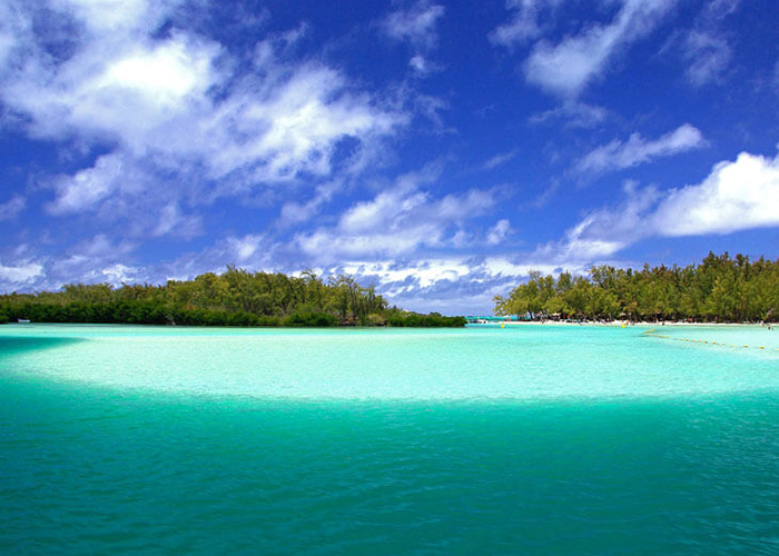 https://d3r8gwkgo0io6y.cloudfront.net/upload/CM/mauritius-ile-aux-cerfs-water-1.jpg
