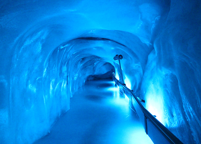 https://d3r8gwkgo0io6y.cloudfront.net/upload/EA/switzerland-titlis--glacier-cave.jpg
