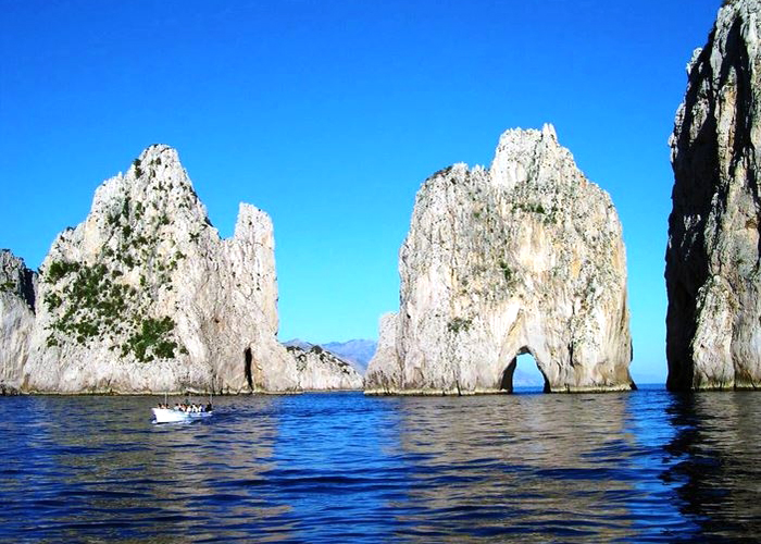 https://d3r8gwkgo0io6y.cloudfront.net/upload/EF/italy-capri-island--4.jpg