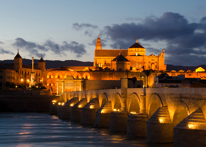 https://d3r8gwkgo0io6y.cloudfront.net/upload/EH/spain-seville-4.jpg