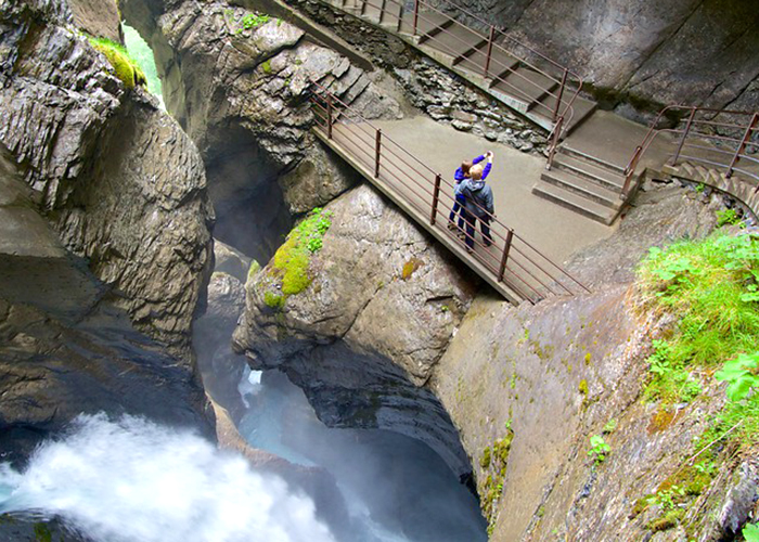 https://d3r8gwkgo0io6y.cloudfront.net/upload/EL/switzerland-tummalbach-glaciar-waterfall--1.jpg