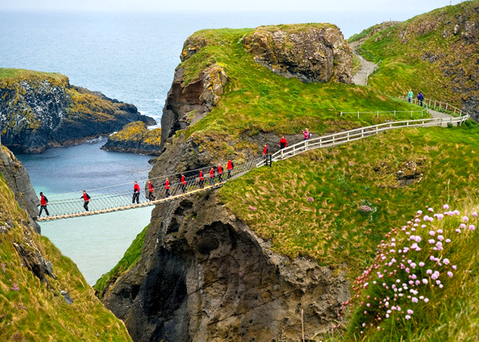 https://d3r8gwkgo0io6y.cloudfront.net/upload/EO/uk-carrik-a-rede-rope--bridge-1.jpg