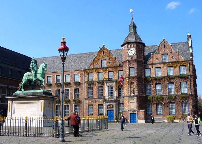 https://d3r8gwkgo0io6y.cloudfront.net/upload/EQ/germany-dusseldorf-town--hall-1.jpg