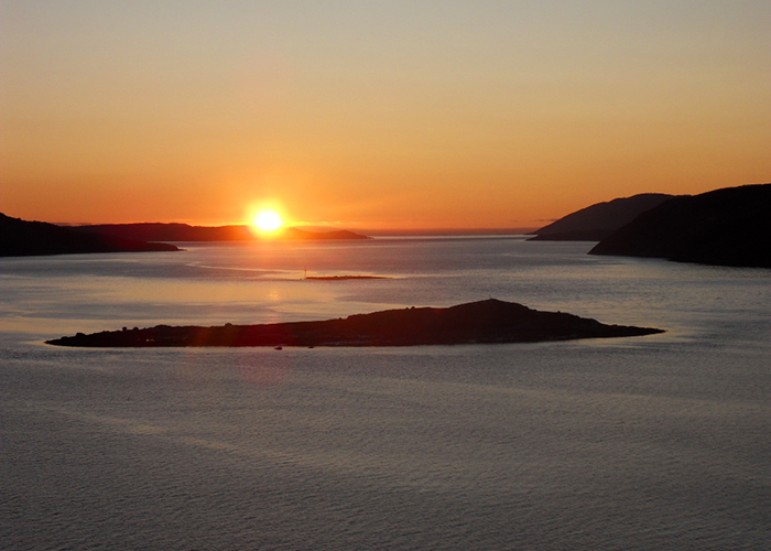 https://d3r8gwkgo0io6y.cloudfront.net/upload/EY/norway-kirkenes--midnight-sun-2.jpg