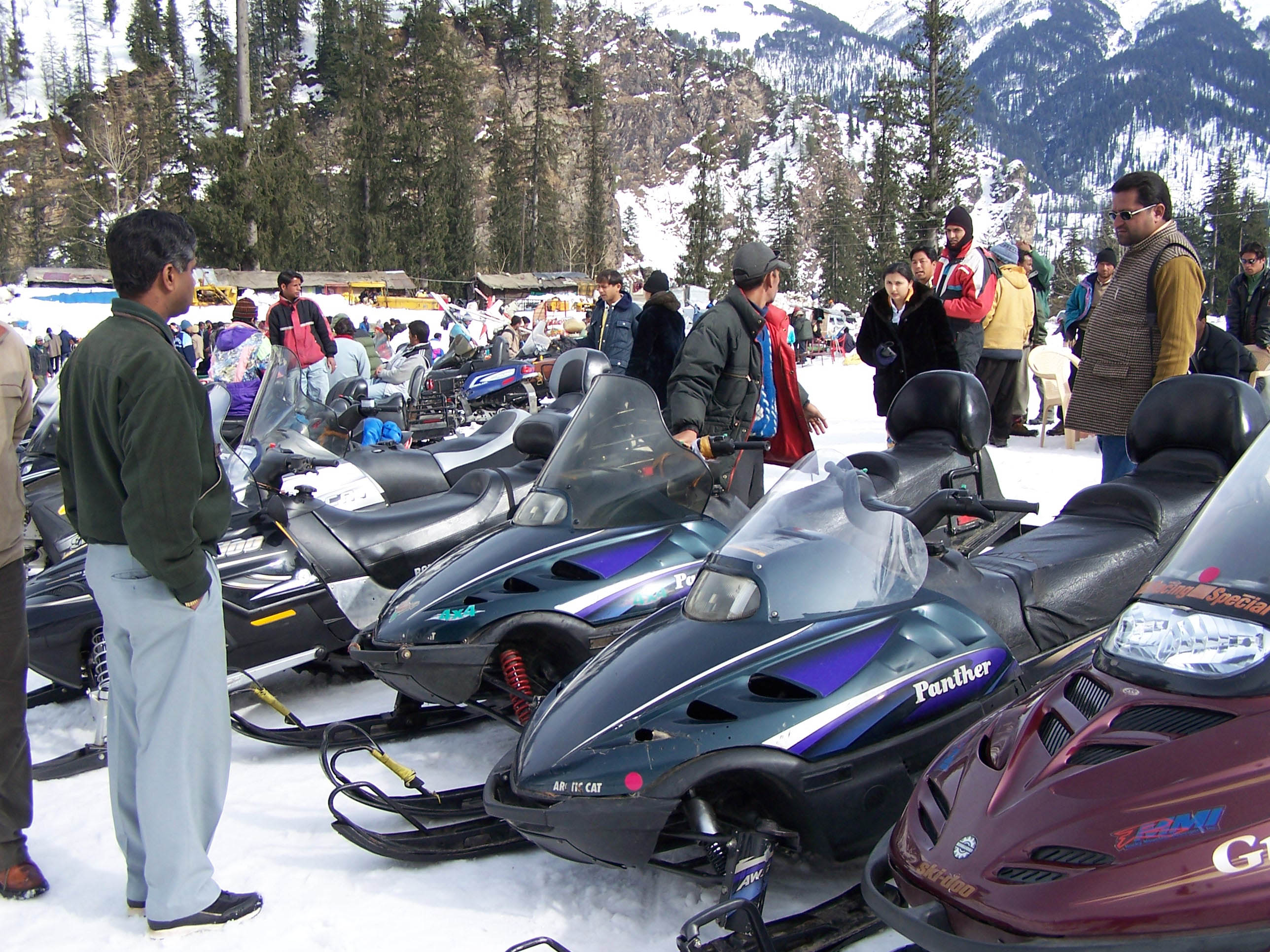 https://d3r8gwkgo0io6y.cloudfront.net/upload/H5/India-himachal-manali-rohtang-pass-snow-scooter.jpg