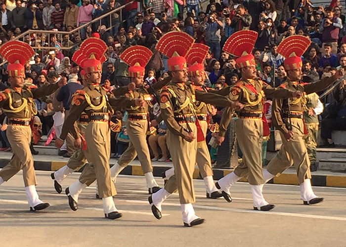 https://d3r8gwkgo0io6y.cloudfront.net/upload/H7/India-punjab-amritsar-wagha-border-parade.jpg