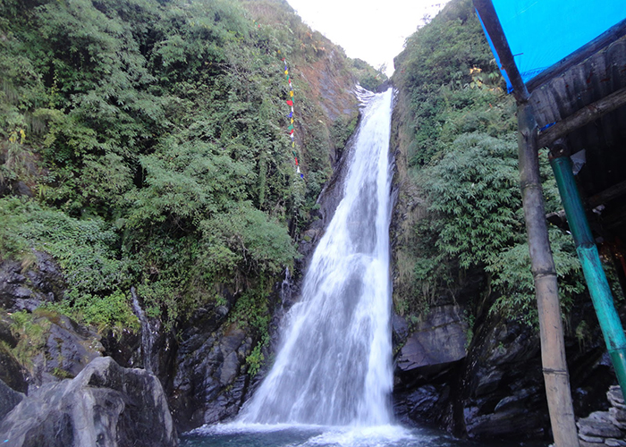 https://d3r8gwkgo0io6y.cloudfront.net/upload/HE/India-himachal-dharamshala-Bhagsunag-falls.jpg