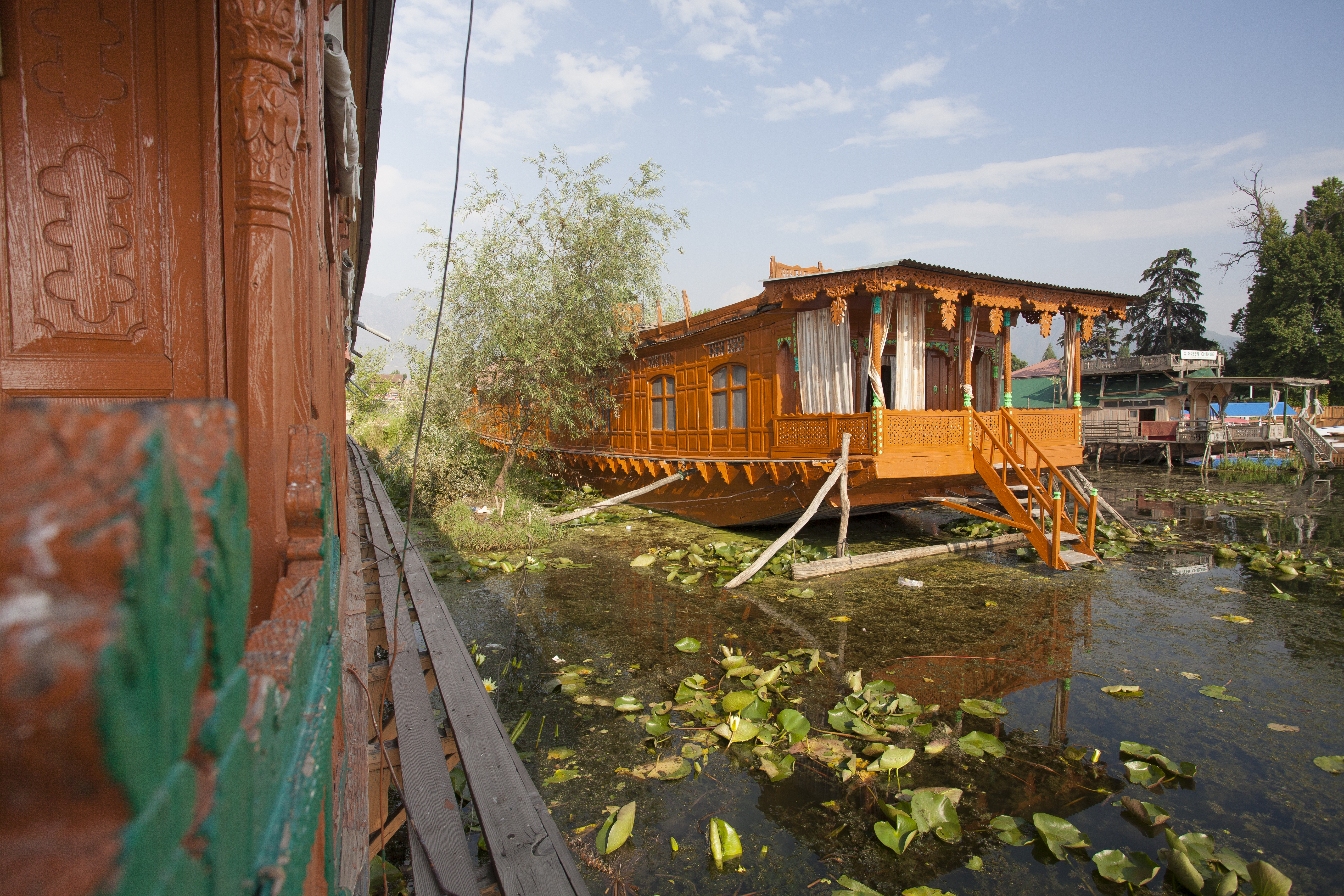 https://d3r8gwkgo0io6y.cloudfront.net/upload/Houseboat%20Nagin%20lake.jpg