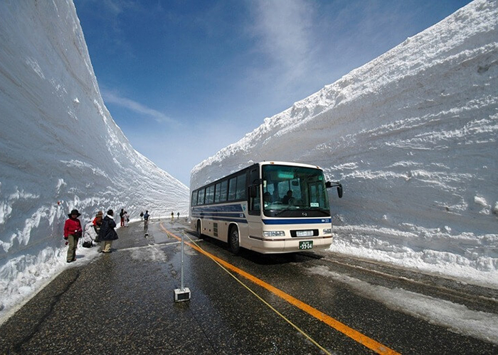 https://d3r8gwkgo0io6y.cloudfront.net/upload/JA/japan-tateyama-snow-corridor-1.jpg