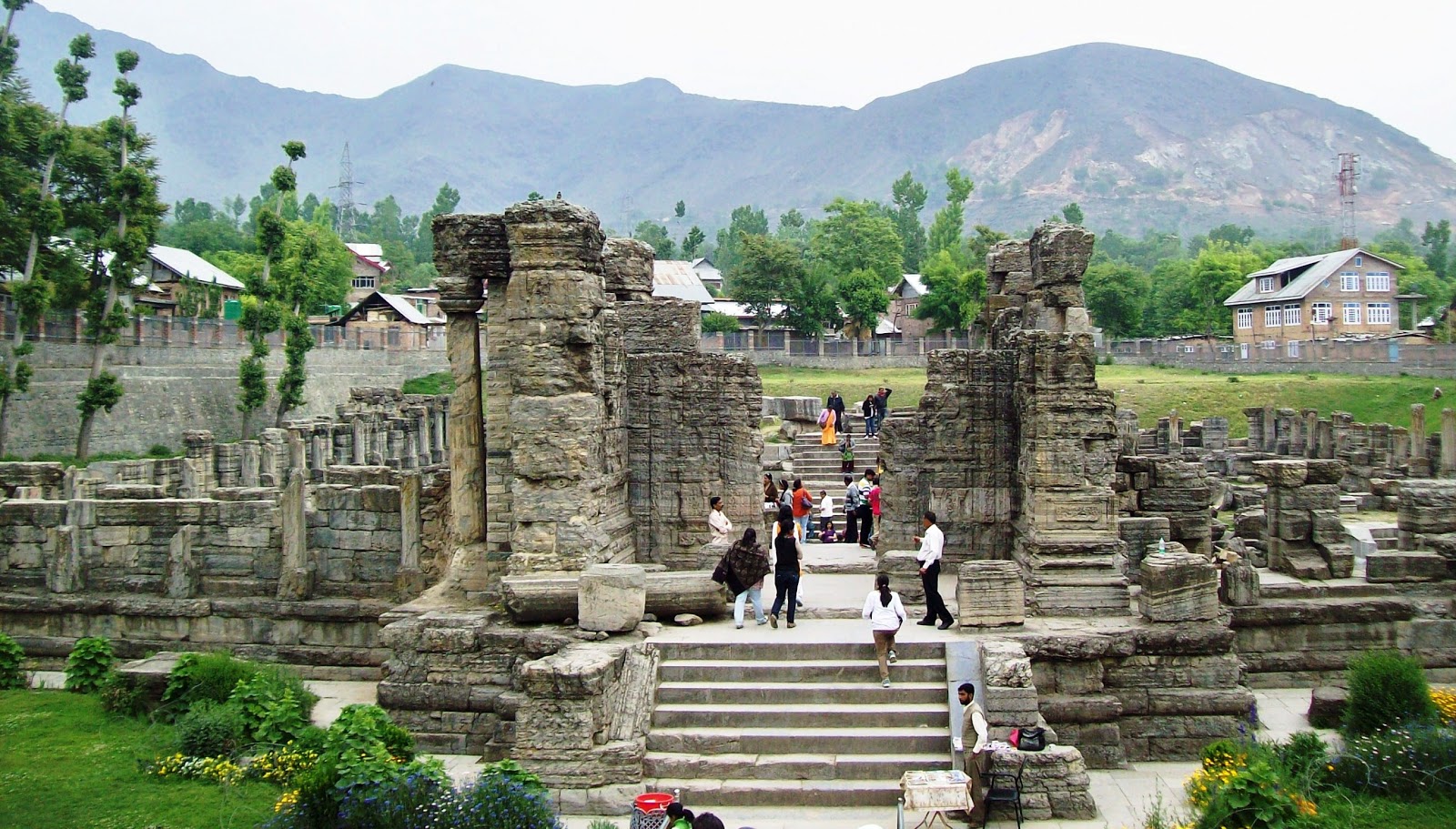 https://d3r8gwkgo0io6y.cloudfront.net/upload/K4/India-kashmir-avantipur-ruins-2.jpg
