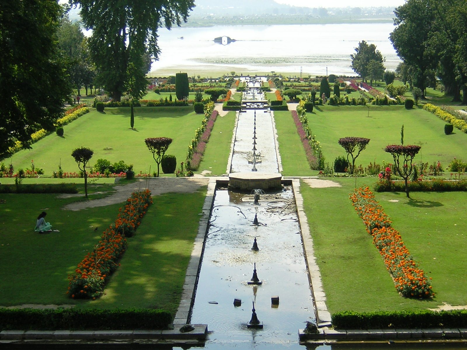https://d3r8gwkgo0io6y.cloudfront.net/upload/K4/India-kashmir-srinagar--nishat-garden-8.jpg