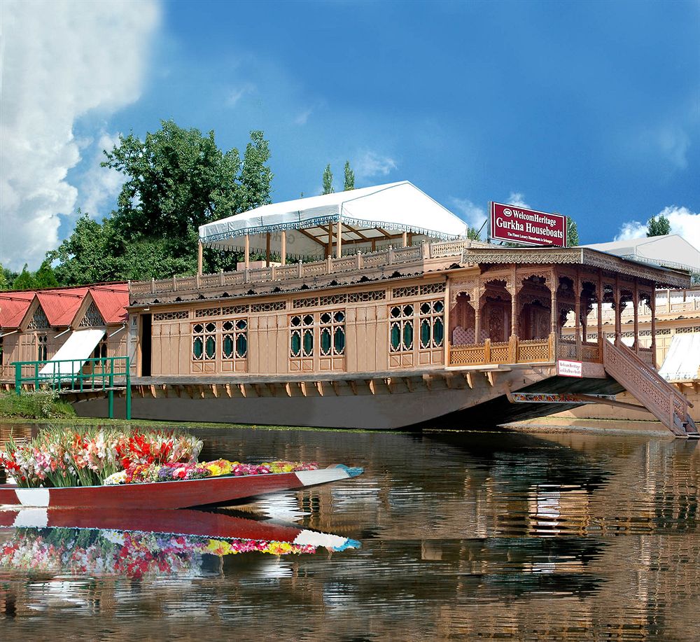 https://d3r8gwkgo0io6y.cloudfront.net/upload/K4/India-kashmir-srinagar-dal-lake-house-boat-3.jpg