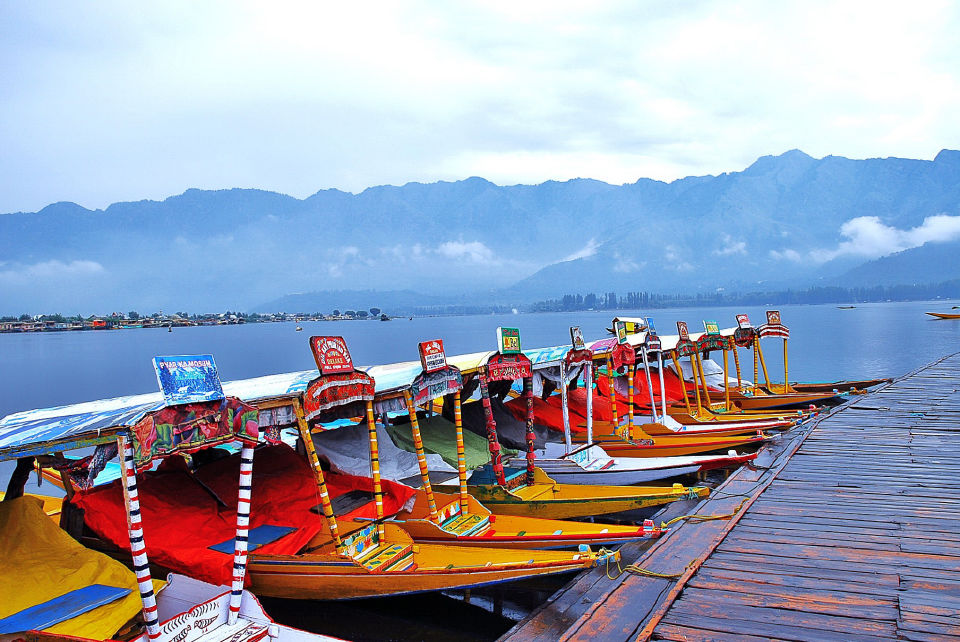 https://d3r8gwkgo0io6y.cloudfront.net/upload/K4/India-kashmir-srinagar-dal-lake-shikara-23.jpg