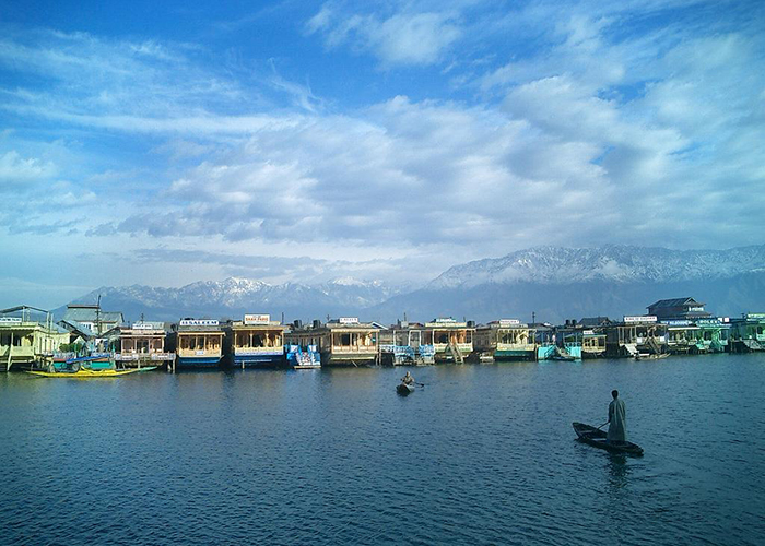 https://d3r8gwkgo0io6y.cloudfront.net/upload/K6/Dal-Lake,-Srinagar,-Jammu-and-Kashmir.jpg