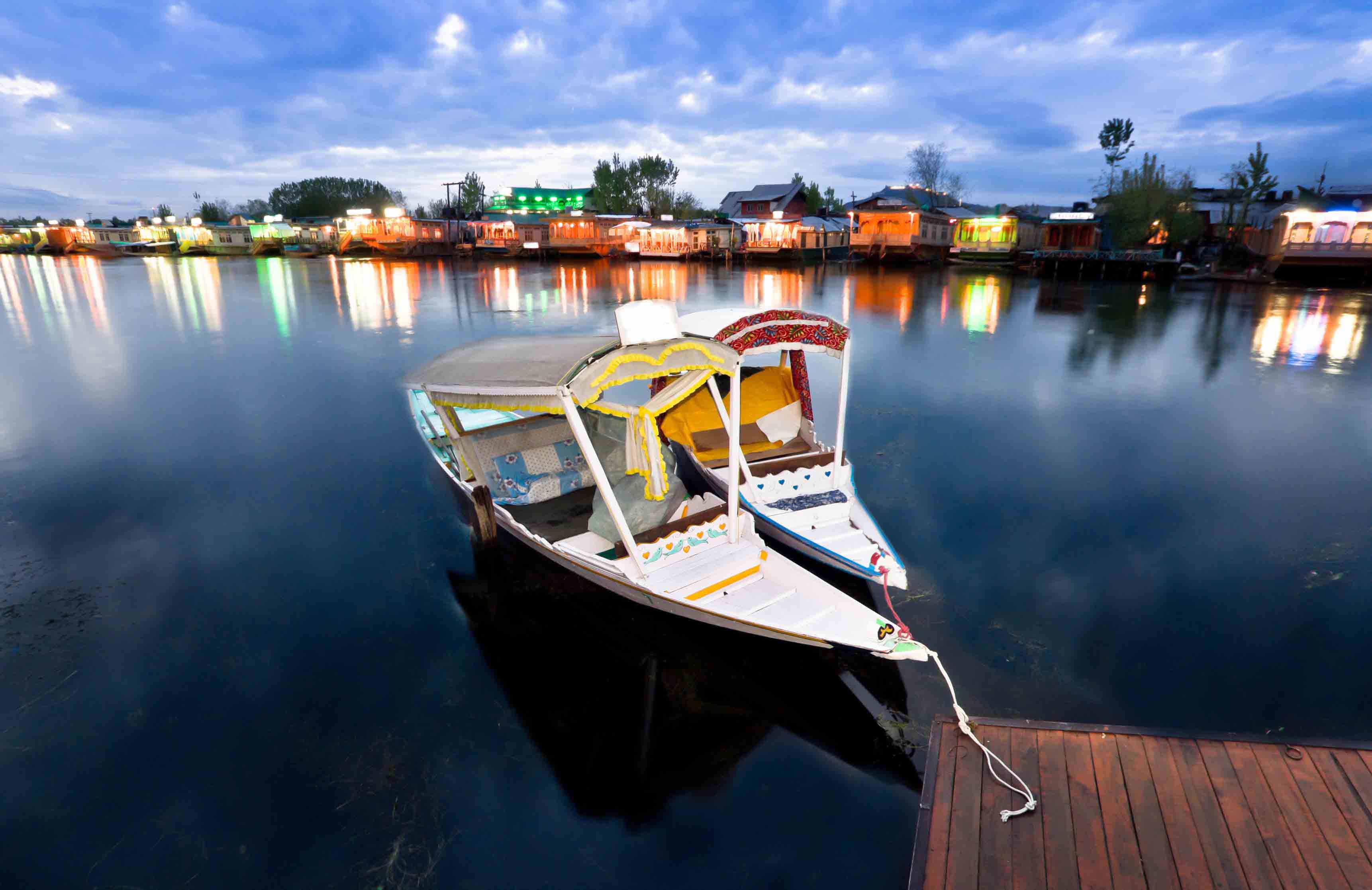 https://d3r8gwkgo0io6y.cloudfront.net/upload/K9/India-kashmir-srinagar-dal-lake-shikara-2.jpeg