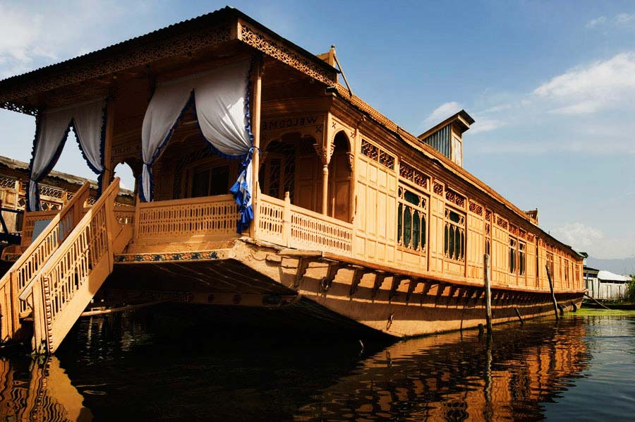 https://d3r8gwkgo0io6y.cloudfront.net/upload/KA/India-kashmir-srinagar-Houseboat-4.jpg