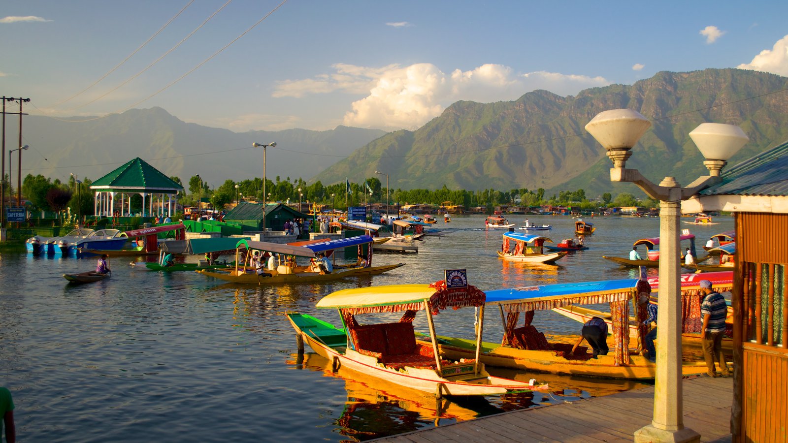 https://d3r8gwkgo0io6y.cloudfront.net/upload/KB/India-kashmir-srinagar-shikara-8.jpg