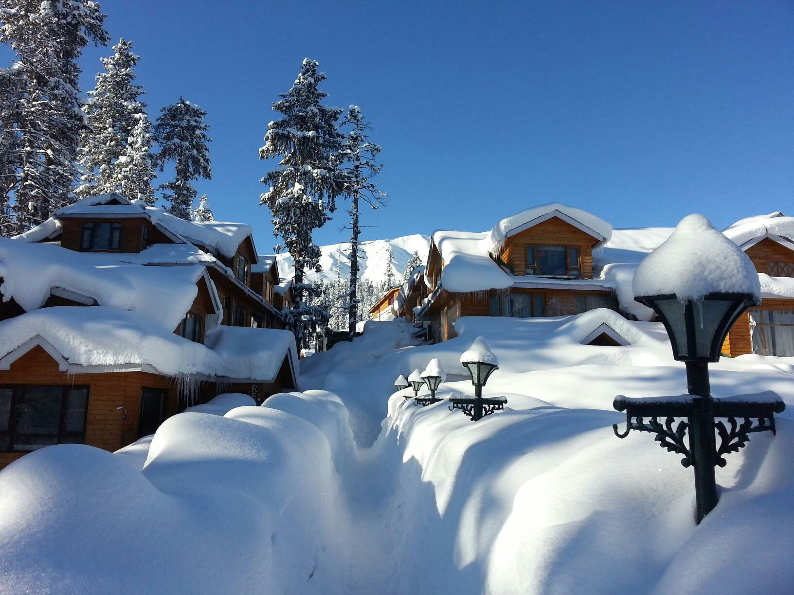 https://d3r8gwkgo0io6y.cloudfront.net/upload/KD/India-kashmir-gulmarg-snow-99.jpg