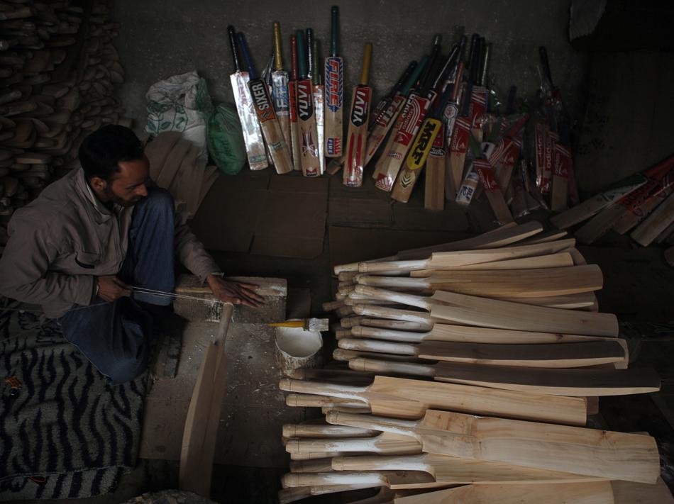 https://d3r8gwkgo0io6y.cloudfront.net/upload/KF/India-kashmir-sangam-cricket-bat-factory.jpg