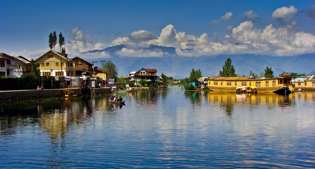 https://d3r8gwkgo0io6y.cloudfront.net/upload/KG/India-kashmir-srinagar-dal-lake-shikara-ride.jpg