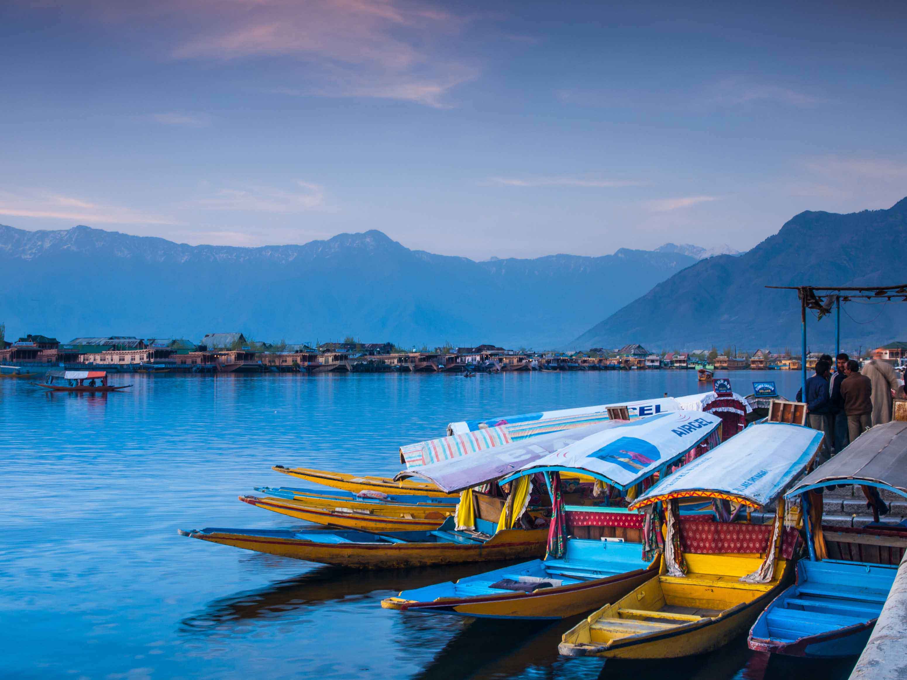 https://d3r8gwkgo0io6y.cloudfront.net/upload/KI/India-kashmir-srinagar-dal-lake-shikara-3.jpg