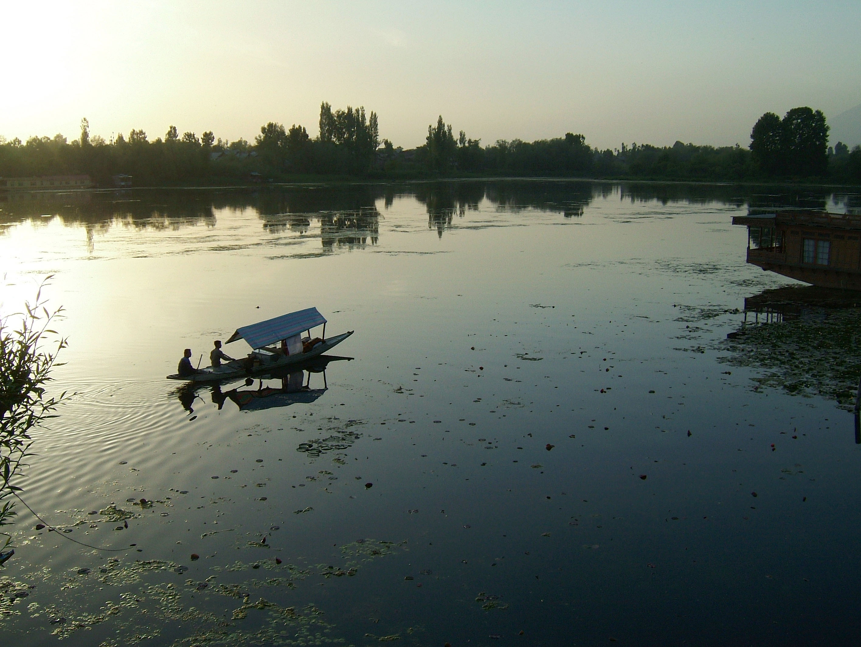 https://d3r8gwkgo0io6y.cloudfront.net/upload/Kashmir-Srinagar-Shikaras-Dal-lake-India-Apr-2004-07.jpg