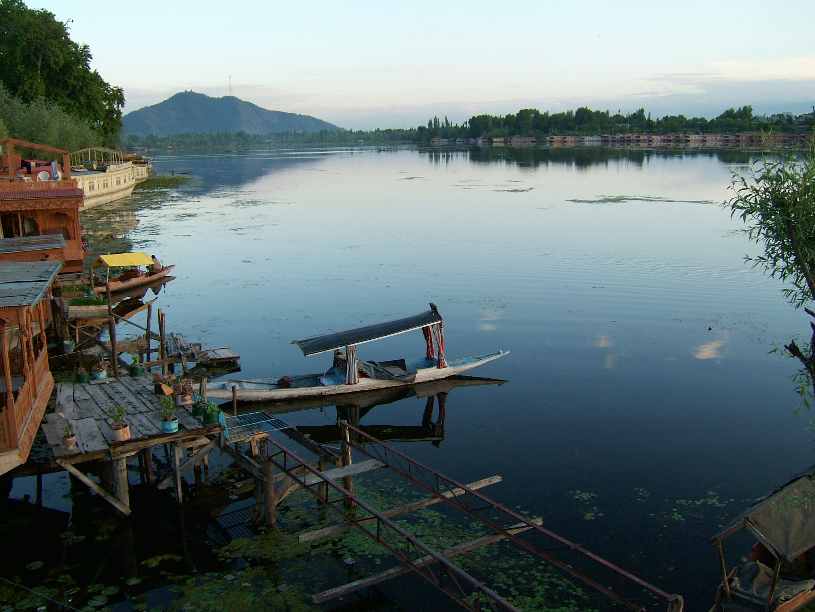 https://d3r8gwkgo0io6y.cloudfront.net/upload/Kashmir-Srinagar-Shikaras-Dal-lake-India-Apr-2004-10.jpg