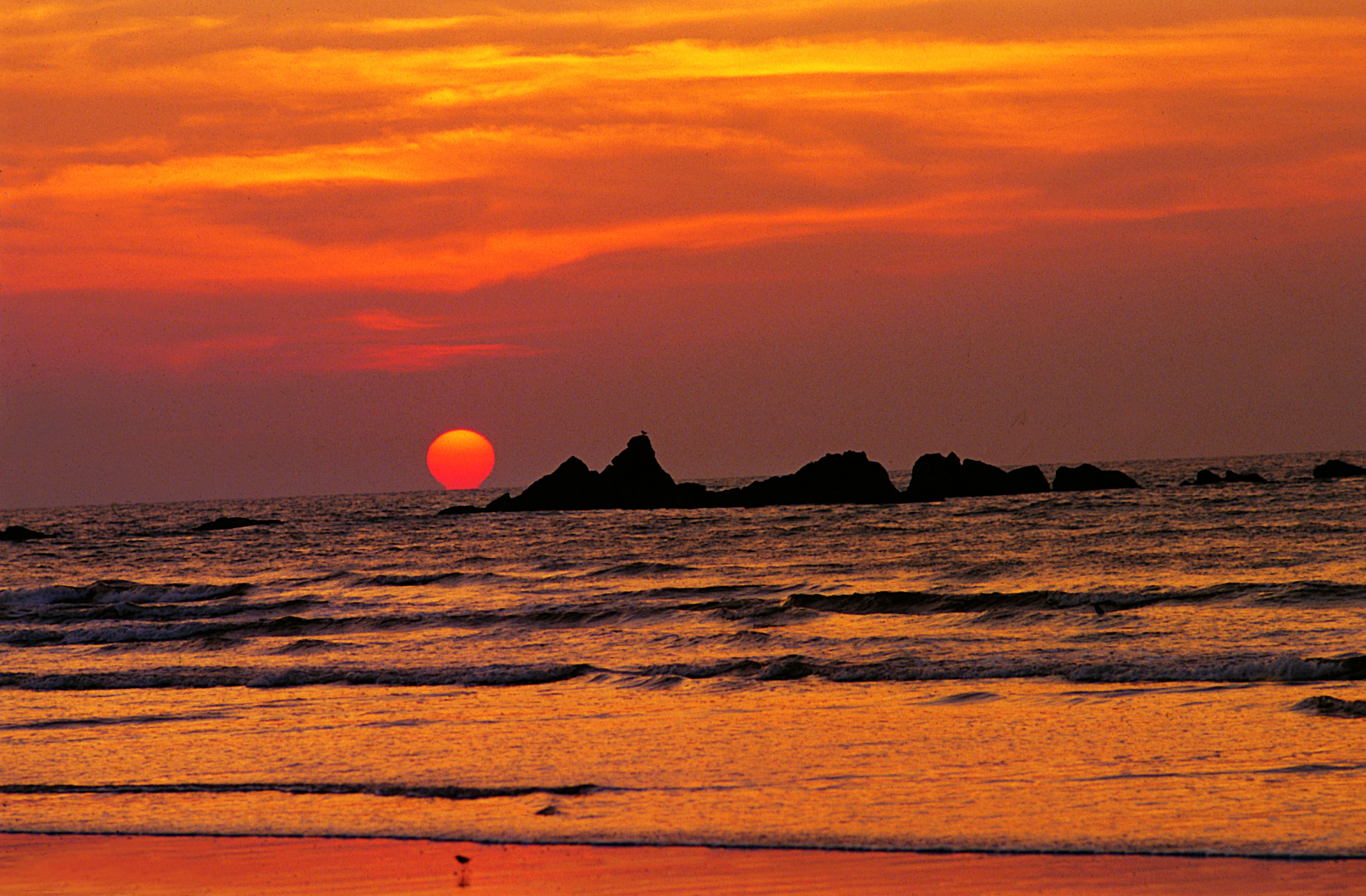 https://d3r8gwkgo0io6y.cloudfront.net/upload/Kovalam-Beach-Sun-set.jpg