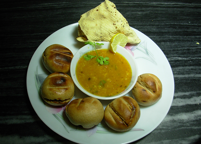 https://d3r8gwkgo0io6y.cloudfront.net/upload/L8/india-rajasthan-local-food-dal-bati.jpg