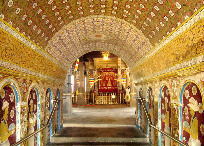 https://d3r8gwkgo0io6y.cloudfront.net/upload/ML/Asia-Srilanka-kandy-toothrelic-temple1.jpg