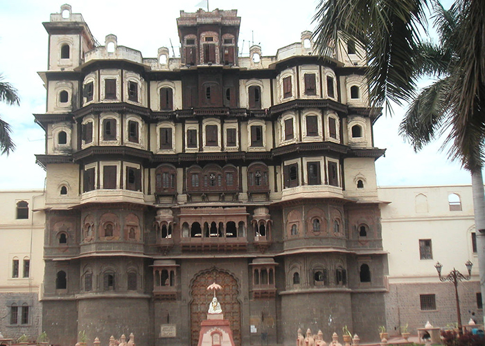 https://d3r8gwkgo0io6y.cloudfront.net/upload/MP/India-madhya-pradesh-indore-rajwada-palace-1.jpg