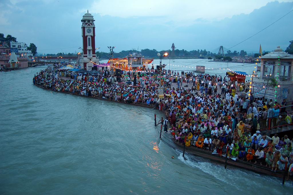 https://d3r8gwkgo0io6y.cloudfront.net/upload/N2/india-nainital-ganga-aarti2.jpg