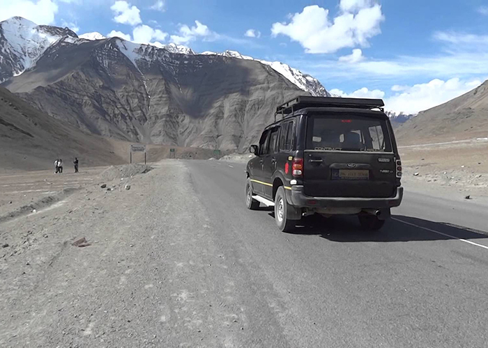 https://d3r8gwkgo0io6y.cloudfront.net/upload/NG/India-north-india-leh-ladakh-magnetic-hill-1.jpg