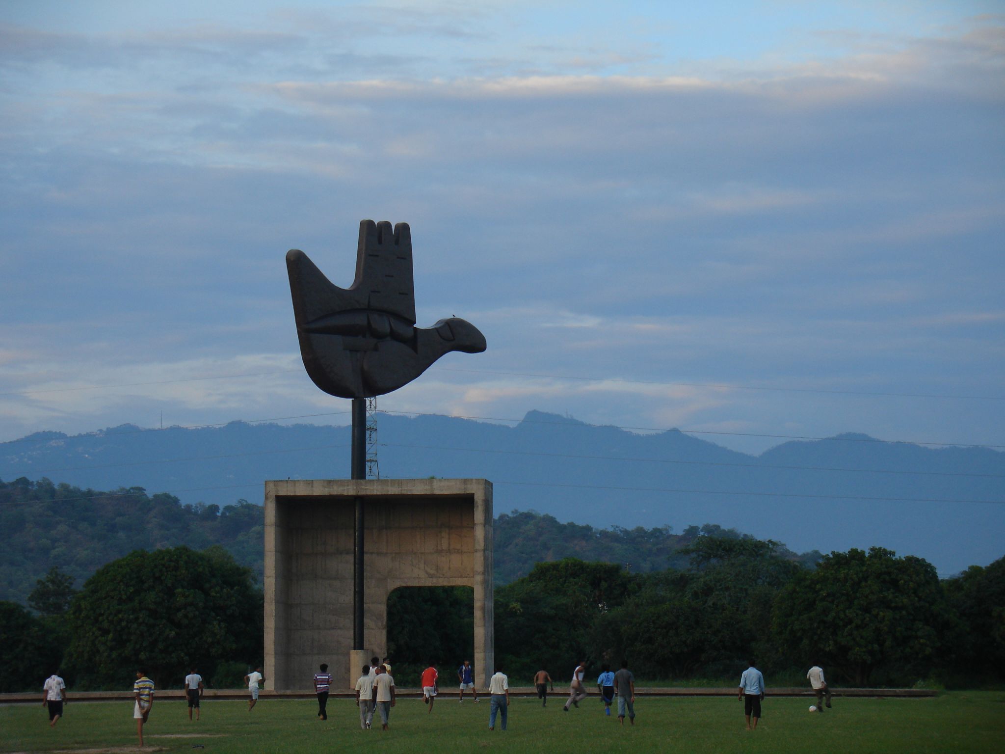https://d3r8gwkgo0io6y.cloudfront.net/upload/NL/India-Chandigarh-open-hand-monument.jpg