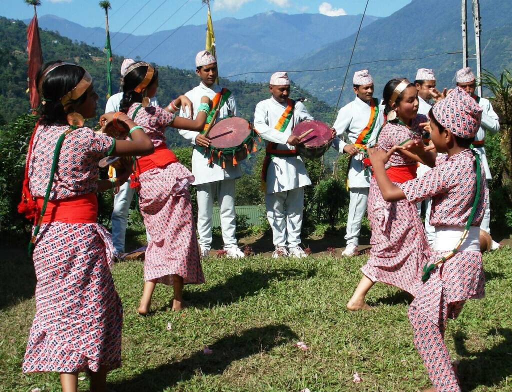https://d3r8gwkgo0io6y.cloudfront.net/upload/NP/india-nepali-tharu-dance.jpg