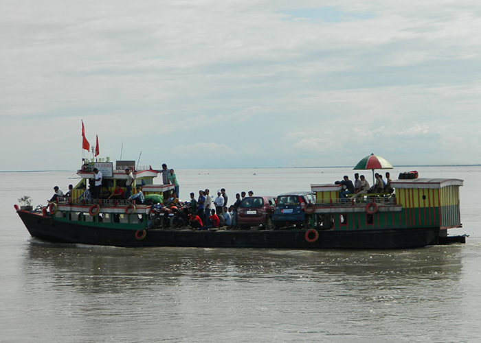 https://d3r8gwkgo0io6y.cloudfront.net/upload/NT/India-assam-guwahati-Brahmaputra-river-boat-ride.jpg