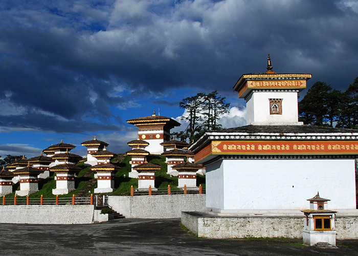 https://d3r8gwkgo0io6y.cloudfront.net/upload/NZ/bhutan-dochula-stupas.jpg