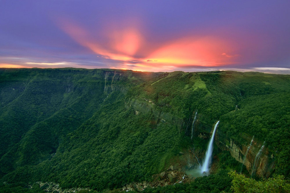 https://d3r8gwkgo0io6y.cloudfront.net/upload/Nohkalikai-Falls-Cherrapunji.jpg