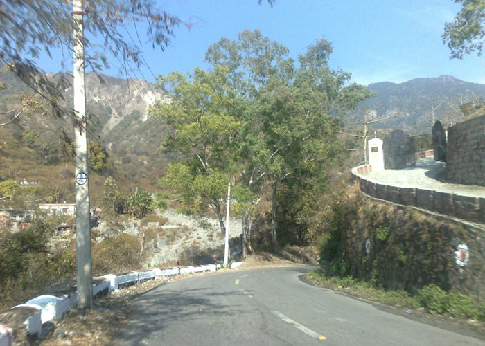 https://d3r8gwkgo0io6y.cloudfront.net/upload/OC/India-chardham-road-3.jpg