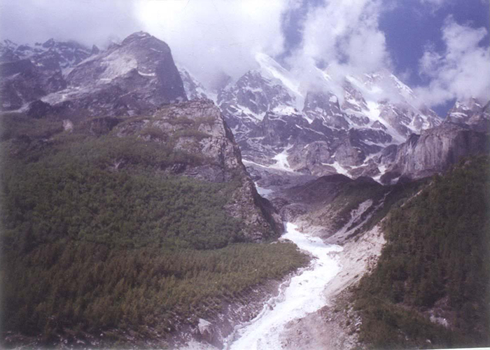https://d3r8gwkgo0io6y.cloudfront.net/upload/OC/India-chardham-sayanachatti-1.jpg