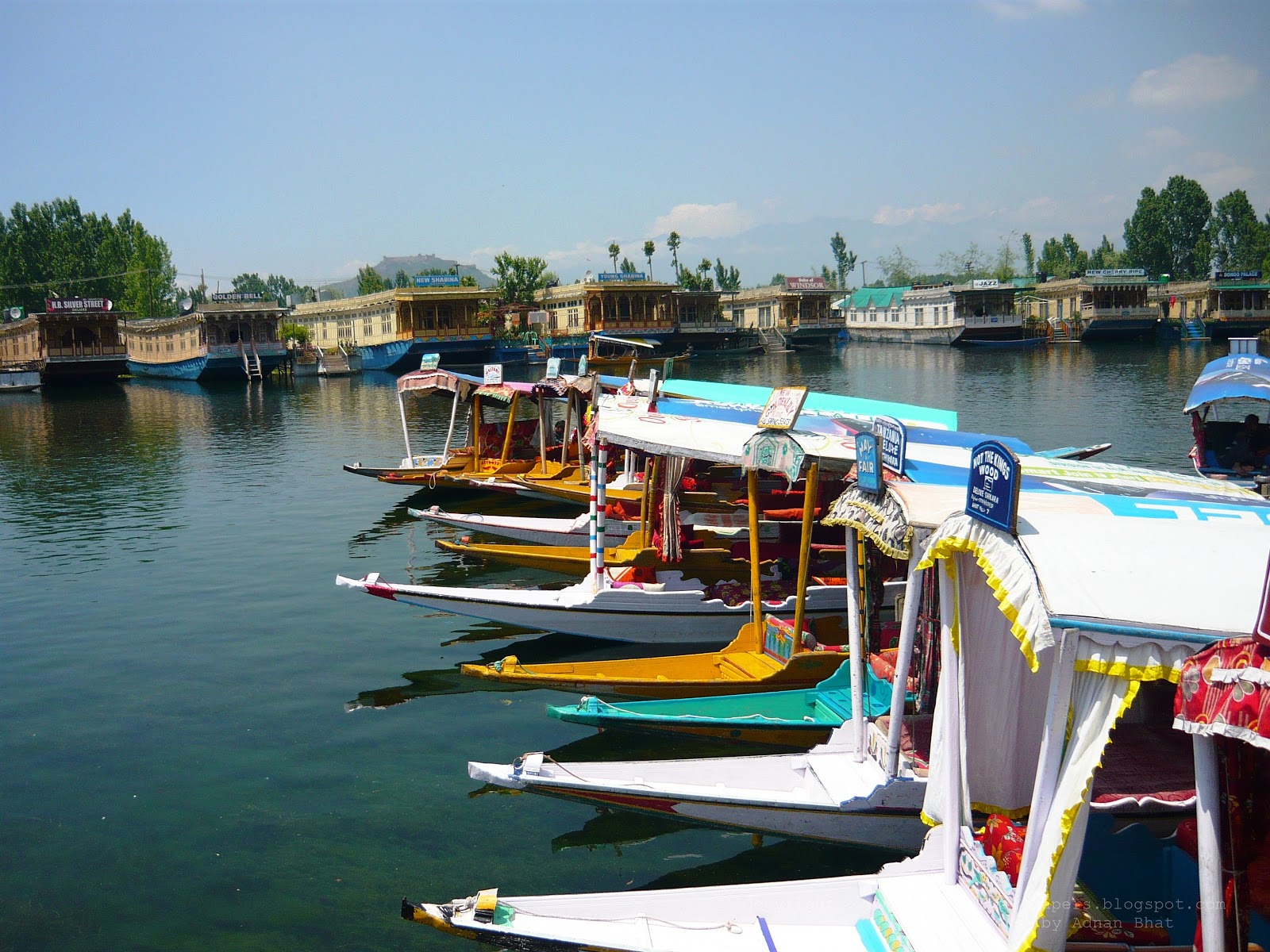 https://d3r8gwkgo0io6y.cloudfront.net/upload/OM/India-kashmir-srinagar-Houseboats-Shikaras-Dal-Lake.jpg