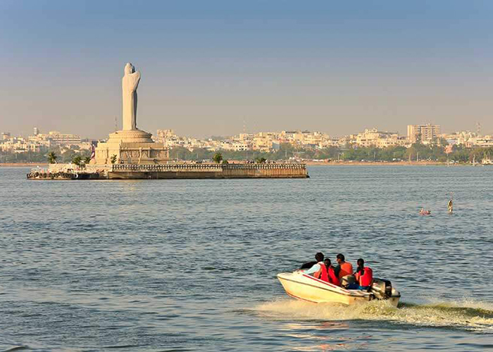 https://d3r8gwkgo0io6y.cloudfront.net/upload/OO/India-south-india-andhra-pradesh-hyderabad-Hussain-Sagar-lake-Boat-ride-1.jpg