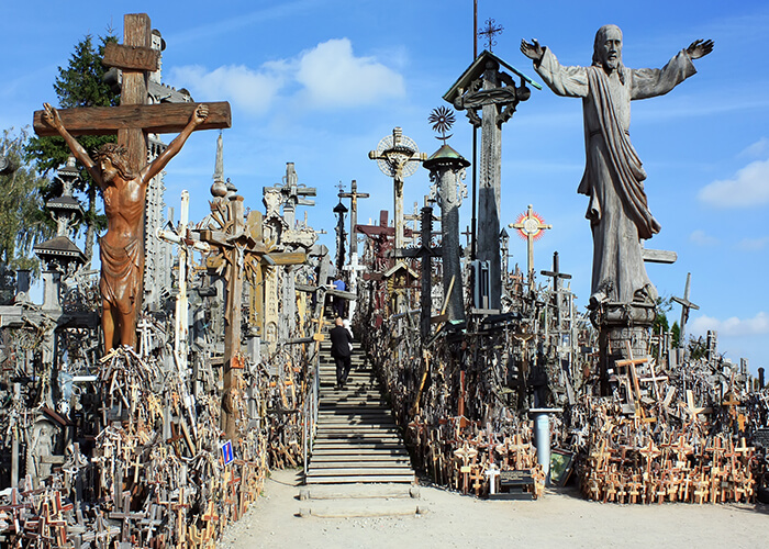 https://d3r8gwkgo0io6y.cloudfront.net/upload/PB/lithuania-hill-of--crosess-1.jpg